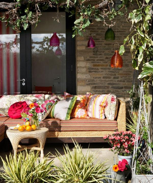 Οι διακοσμήσεις κήπου κάνουν τον καναπέ σας άνετο