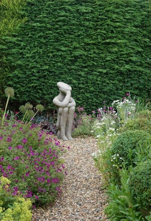 κάθετος σχεδιασμός κήπου με κήπο με άγαλμα χαλικιού