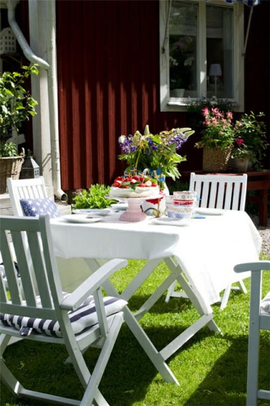 Σπίτι στον κήπο στο αίθριο τραπέζι φαγητού σε σουηδικό στιλ