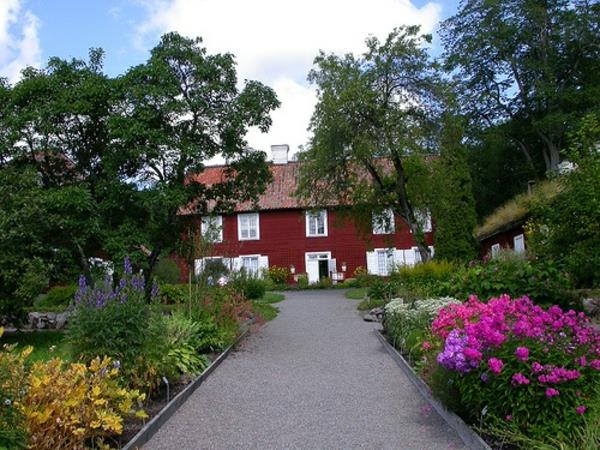 Σπίτι κήπου στο μονοπάτι κήπου σουηδικού στιλ
