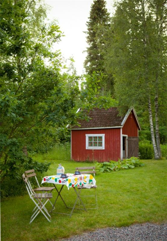 Σουηδικό στιλ κήπου με αναδιπλούμενες καρέκλες