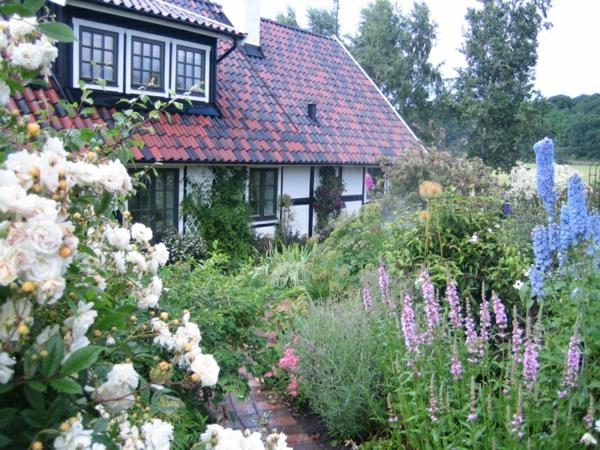 Σπίτι κήπου λευκά λουλούδια σουηδικό στιλ πλούσιο φύλλωμα