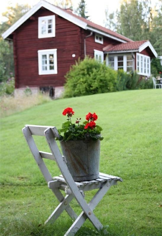 Σπίτι κήπου με λουλούδια καρέκλας σε σουηδικό στιλ