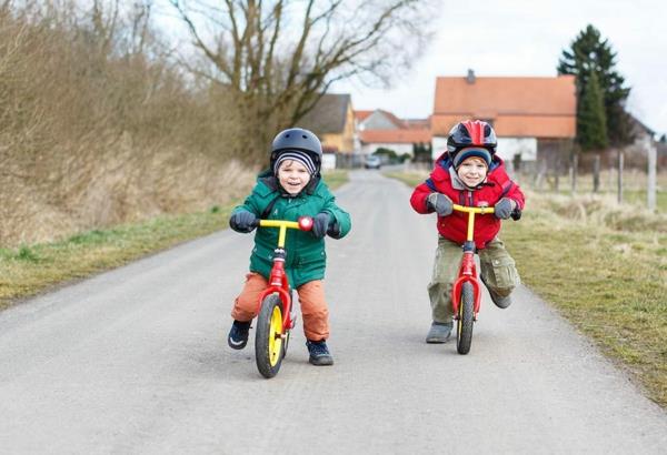 Παιχνίδια κήπου για παιδιά ισορροπούν τη βόλτα με ποδήλατο