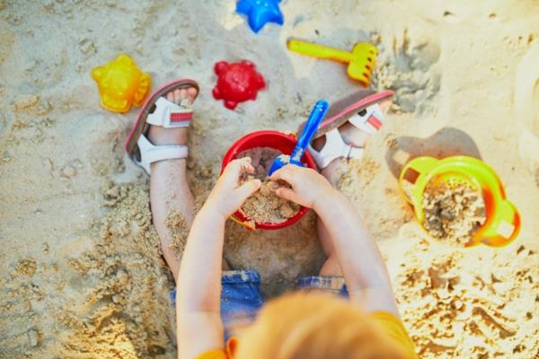 Παιχνίδια κήπου για παιδιά που παίζουν σε εξωτερικούς χώρους με άμμο