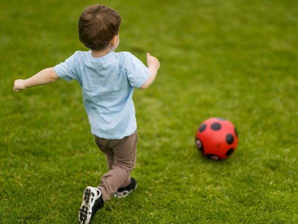 Παιχνίδια κήπου για παιδιά σε εξωτερικούς χώρους παίζοντας μπάλα