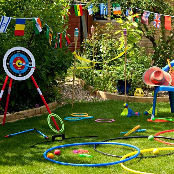 Υπαίθρια παιχνίδια στον κήπο για παιδιά παίζουν πάρτι στον κήπο