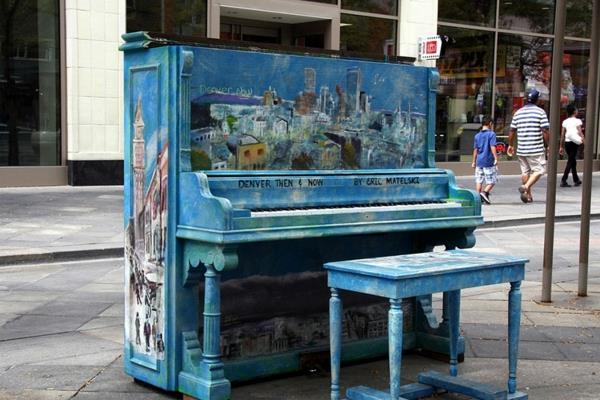 Μεταχειρισμένα φτερά βαμμένα μπλε ζωγραφισμένα