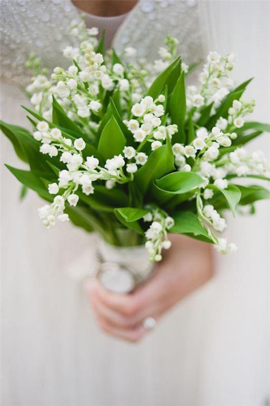 Μήνας γέννησης που ταιριάζει μπουκέτο λουλουδιών κρίνο της κοιλάδας μικρά λευκά λουλούδια πλούσια σε πράσινο φύλλωμα