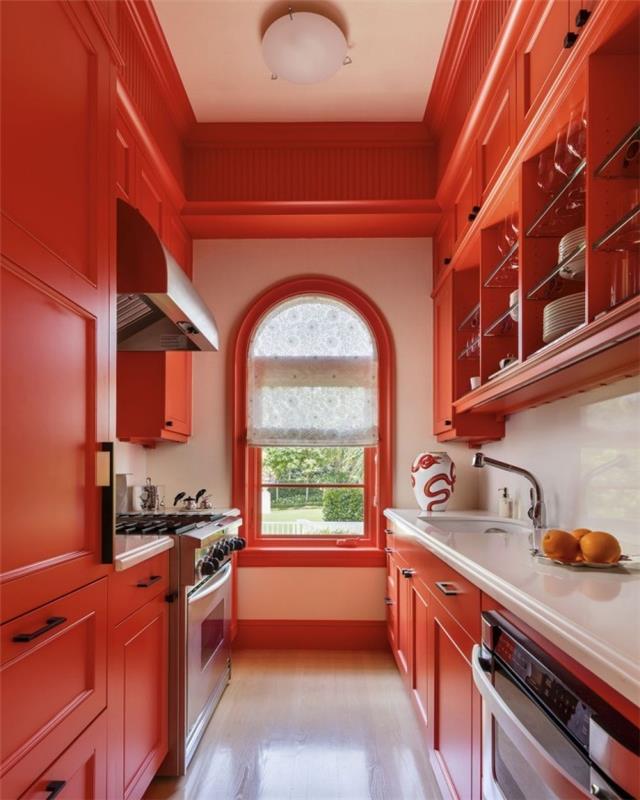 Το λευκό με τερακότα αποκαλύπτει μυστικά του εσωτερικού σχεδιασμού, εντυπωσιακός συνδυασμός χρωμάτων στην κουζίνα