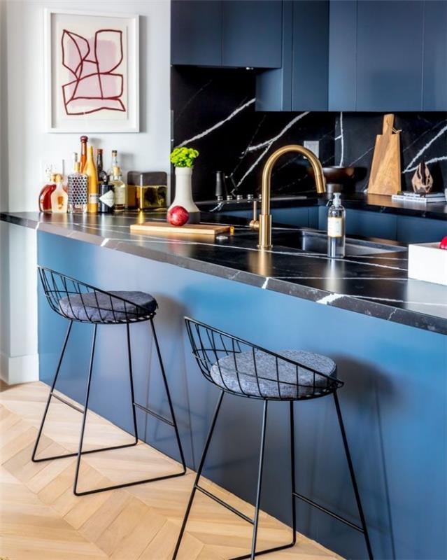 Τα μυστικά του εσωτερικού σχεδιασμού αποκάλυψαν περισσότερο χρώμα στην κουζίνα μπλε ντουλάπια μαύρο μάρμαρο ως πάγκο εργασίας