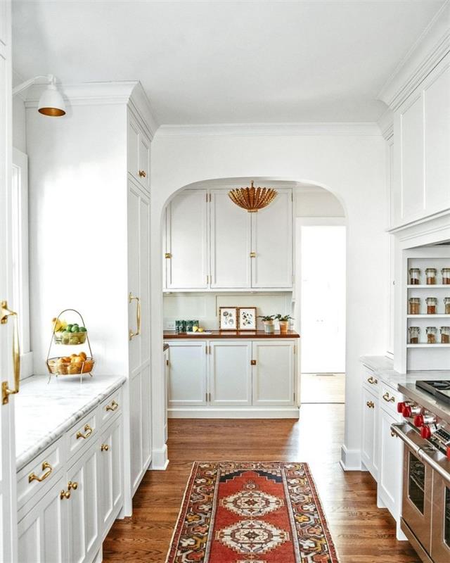 Τα μυστικά του εσωτερικού σχεδιασμού αποκαλύπτουν την λευκή κουζίνα κλασικό σχεδιασμό ενός πολύχρωμου δρομέα στο πάτωμα