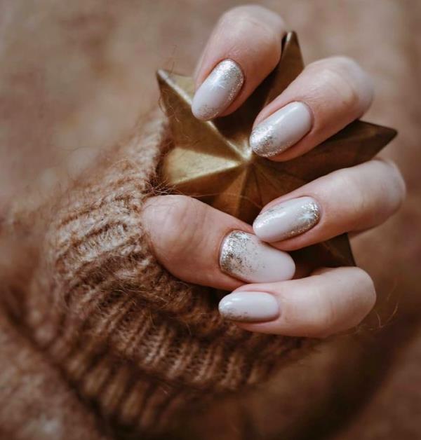 Νύχια τζελ για τα Χριστούγεννα - όμορφες ιδέες και τρέχουσες χρωματικές τάσεις διακριτικά παστέλ νύχια κρέμα γκρι