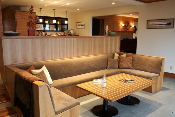 Ζεστός χώρος διαβίωσης στη γωνιακή κουζίνα καναπές λειτουργικό ξύλο ρίξτε μαξιλάρια deco