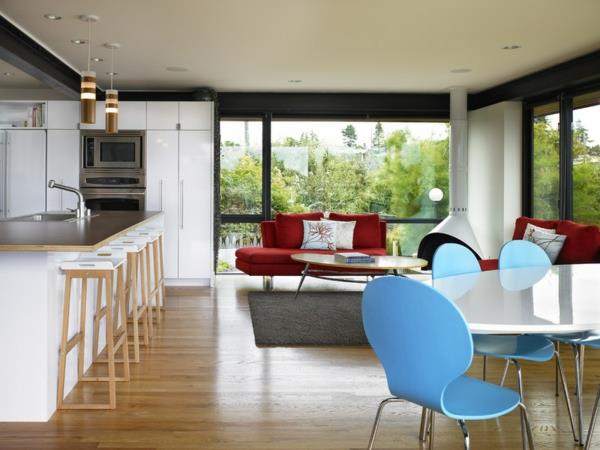 Σαλόνι και κουζίνα συνδυασμένα σε τραπεζαρία μπλε πολυθρόνας σε ένα δωμάτιο