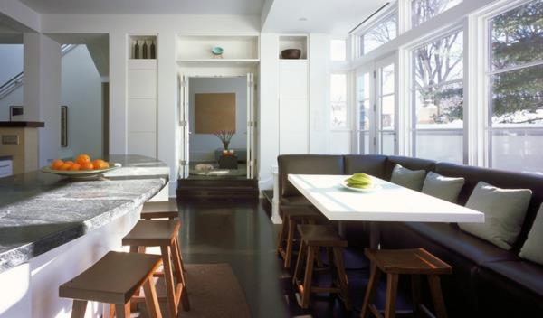 Άνετος χώρος διαβίωσης στην καναπέ με επίπλωση σύγχρονης κουζίνας