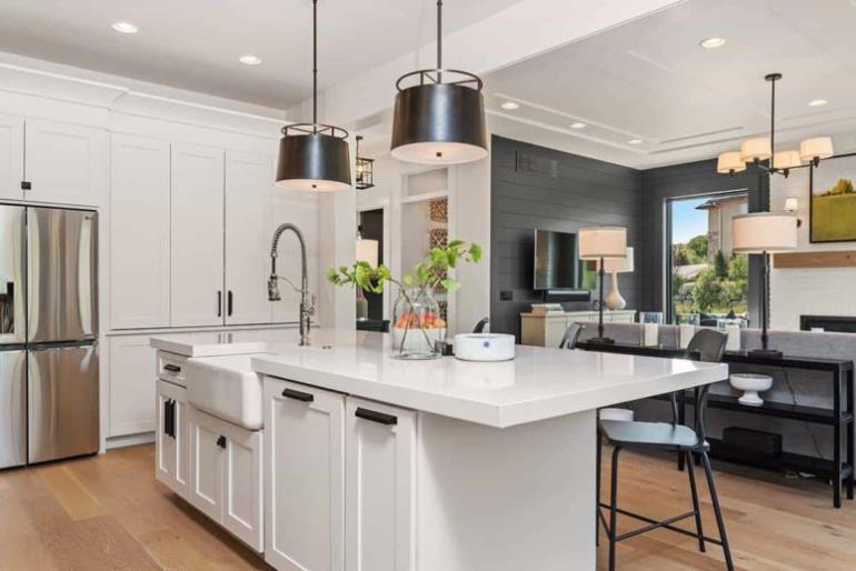 Cozy Colorado Springs Farmhouse Modern Kitchen Γνωστό χρωματικό σχέδιο Λευκό Σκούρο Γκρι