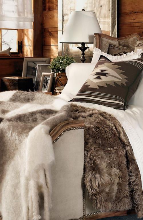 Άνετο υπνοδωμάτιο σε χειμερινό σχεδιασμό μπεζ και καφέ λευκό μαξιλάρι φόντου με λαμπτήρα από faux γούνα με έθνικ μοτίβο