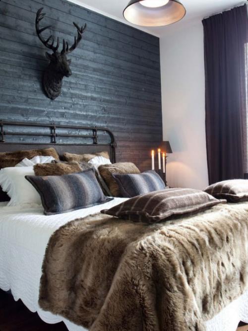 Άνετο υπνοδωμάτιο σε χειμωνιάτικο σχέδιο κουβέρτα από faux γκρι μπεζ λευκά κλινοσκεπάσματα κέρατα ελαφιού
