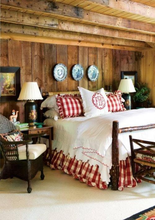 Άνετο υπνοδωμάτιο σε χειμερινό σχέδιο καρό σχέδιο κόκκινο λευκό ξύλινο ταβάνι ξύλινο τοίχο πλάκες τοίχου λαμπτήρες εικόνες