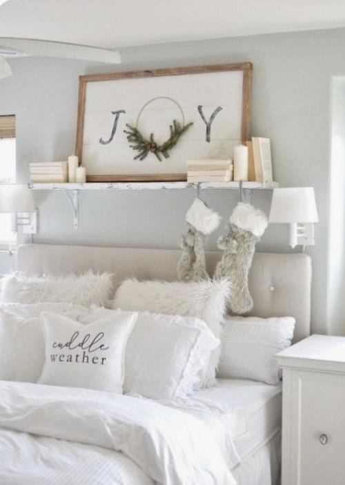 Τα άνετα υπνοδωμάτια το χειμώνα είναι φτιαγμένα εξ ολοκλήρου από λευκό και έχουν μια μικρή ελκυστική διακόσμηση