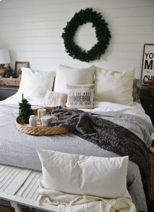 Τα πράσινα χριστουγεννιάτικα στεφάνια κάνουν άνετα υπνοδωμάτια το χειμώνα