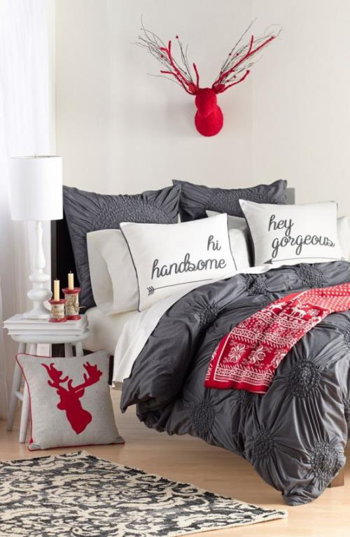 Το άνετο υπνοδωμάτιο το χειμώνα δημιουργεί μια μοντέρνα ατμόσφαιρα, κόκκινες πινελιές κέρατων ελαφιού