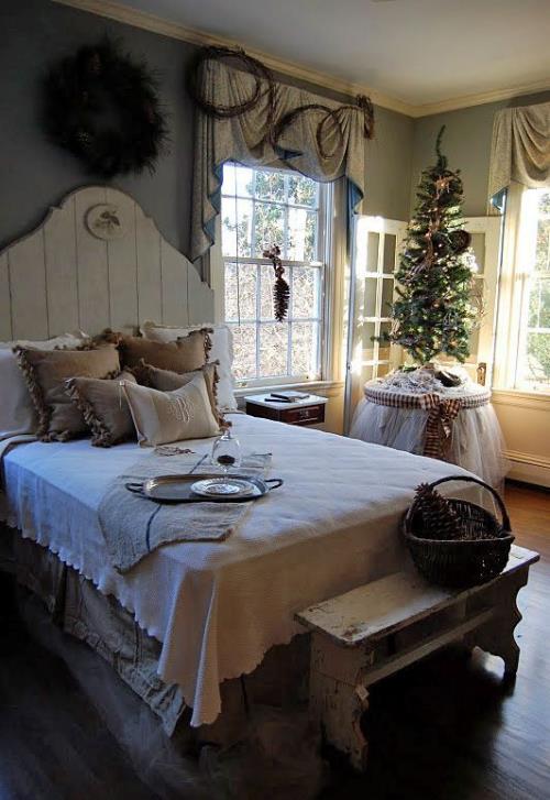 Τα άνετα υπνοδωμάτια το χειμώνα δημιουργούν μια ρουστίκ ατμόσφαιρα με ένα μικρό χριστουγεννιάτικο δέντρο στη γωνία μπροστά από το παράθυρο