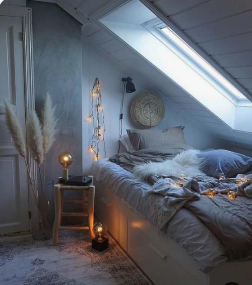 Τα άνετα υπνοδωμάτια το χειμώνα δημιουργούν μια ρουστίκ γκρι ατμόσφαιρα κάτω από την κεκλιμένη οροφή