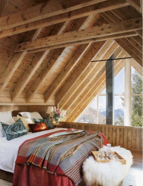 Τα άνετα υπνοδωμάτια το χειμώνα είναι κατασκευασμένα με πολύ ξύλο κάτω από την κεκλιμένη στέγη