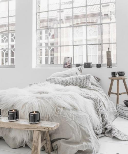 Τα άνετα υπνοδωμάτια το χειμώνα δημιουργούν πολύ φως που κυριαρχεί το λευκό