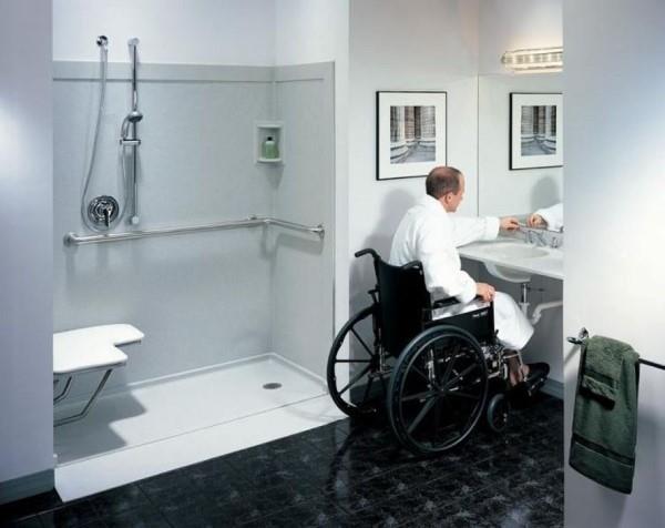 Έξυπνα ανακαινισμένο - ζώντας με άκρες αναπηρικών αμαξιδίων μπάνιου επιπέδου φροντίδας