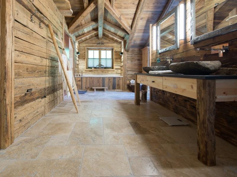 design-ideas-to-live-with-natural-stone-ξύλινο-καπέλο-πάτωμα