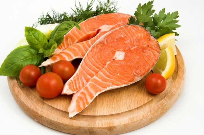 Υγιεινή διατροφή για παιδιά πιάτο ψαριού με σαλάτα