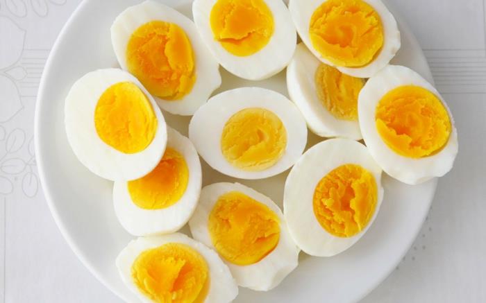 Υγιεινά τρόφιμα για παιδιά βραστά αυγά