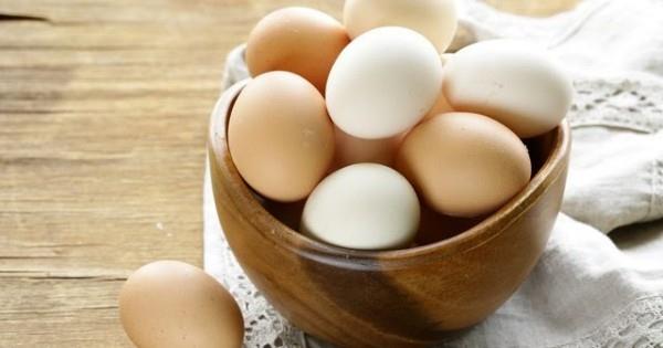 Υγιεινά τρόφιμα βραστά αυγά στο μπολ πρωινού