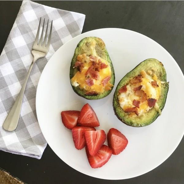 Υγιεινές ιδέες για πρωινό για παιδιά Αβοκάντο με αυγό και φράουλες