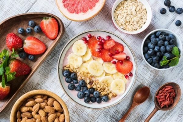Υγιεινές ιδέες για πρωινό για παιδιά φρούτα καρύδια γάλα