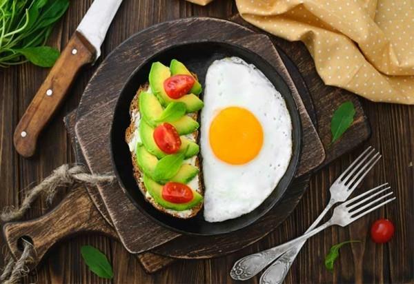Υγιεινές ιδέες για πρωινό για παιδιά που ανοίγουν σάντουιτς τηγανητό αυγό