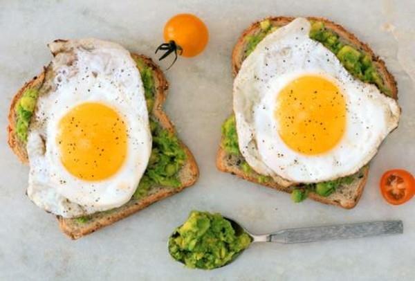 Υγιεινές ιδέες για πρωινό για παιδιά νόστιμο φρυγανισμένο αυγό από αβοκάντο