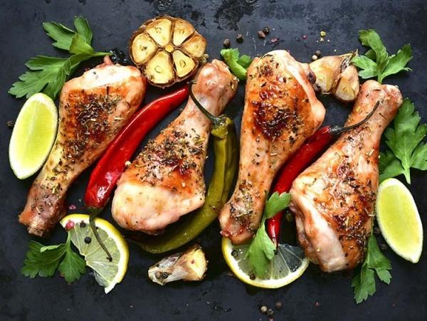 Υγιεινή αθλητική διατροφή κοτόπουλο ψητά λαχανικά τραπέζι δείπνο το βράδυ