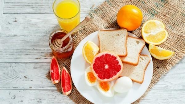 Υγιεινή αθλητική διατροφή μια φέτα ψωμί με αυγά εξωτικά φρούτα εύπεπτα υγιή