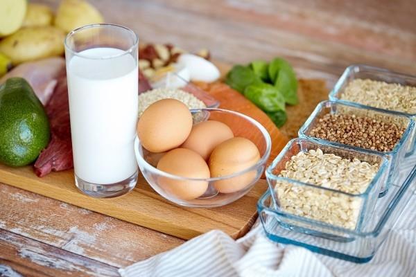 Υγιεινή αθλητική διατροφή βραστά αυγά γάλα αβοκάντο γαρνιρισμένο με σπόρους