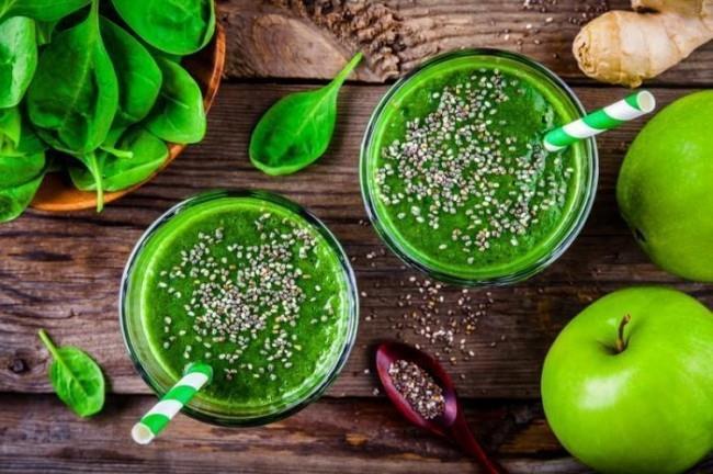 Υγιεινό πράσινο smoothie με σπόρους σπανάκι τζίντζερ chia