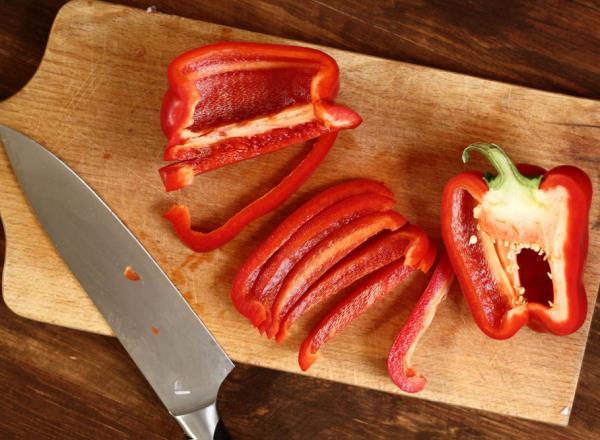 Υγιεινή διατροφή στο Corona φορές κόκκινο πιπέρι θαύματα λαχανικά στην κουζίνα