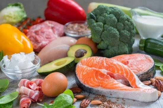 Τρώγοντας υγιεινή κετογονική διατροφή υψηλή σε λιπαρά χωρίς υδατάνθρακες χαμηλή σε πρωτεΐνη
