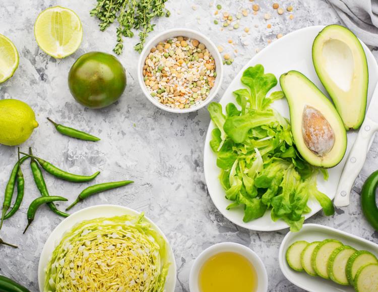 Υγιεινή και ισορροπημένη διατροφή σε περιόδους κρίσης Corona Φύλλα λαχανικά Λευκό λάχανο Λεμόνι Αβοκάντο Κολοκυθάκια