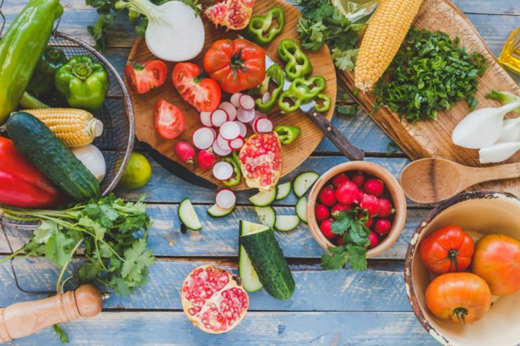 Υγιεινή και ισορροπημένη διατροφή σε περιόδους κρίσης Corona Ραπανάκια Τομάτες Αγγούρια Κρεμμύδια Μαϊντανός
