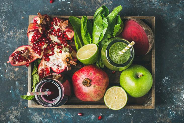 Προετοιμάστε υγιεινά και ισορροπημένα τρόφιμα σε περιόδους κρίσης κορονοϊού Smoothies πράσινο μήλο ιεροτελεστία παντζάρι πράσινα φυλλώδη λαχανικά ρόδι