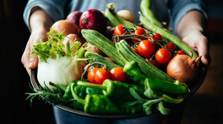 Υγιεινή και ισορροπημένη διατροφή σε περιόδους κρίσης κορονοϊού, πολλά λαχανικά, ντομάτες, αγγούρια, σέλινο, δεντρολίβανο